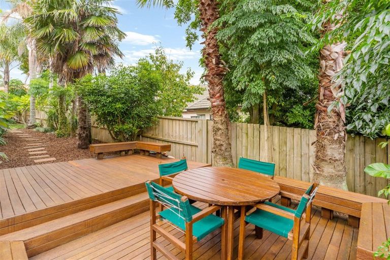 Photo of property in 11 Tyrico Close, Unsworth Heights, Auckland, 0632