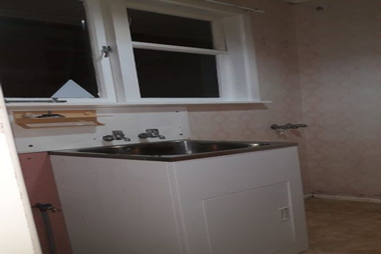 Photo of property in 5 Alder Place, Newlands, Wellington, 6037