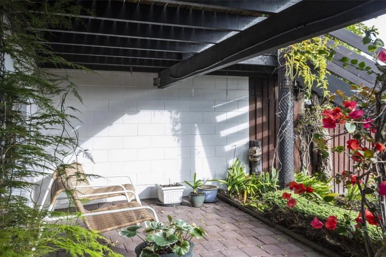 Photo of property in 1/17 Moncks Spur Road, Redcliffs, Christchurch, 8081