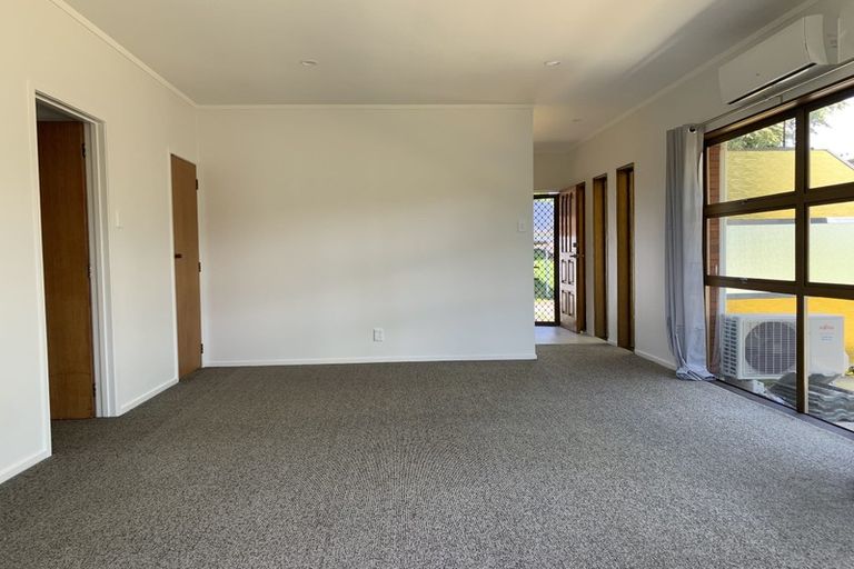 Photo of property in 2/371 Wairau Road, Totara Vale, Auckland, 0629