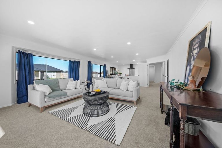 Photo of property in 1 Molesworth Street, Carterton, 5713
