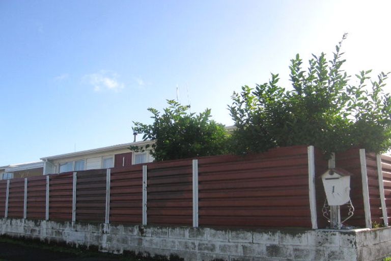 Photo of property in 1 Somerset Crescent, Highbury, Palmerston North, 4412