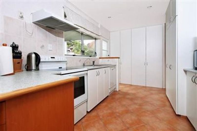 Photo of property in 15 Kerria Place, Sunnynook, Auckland, 0620