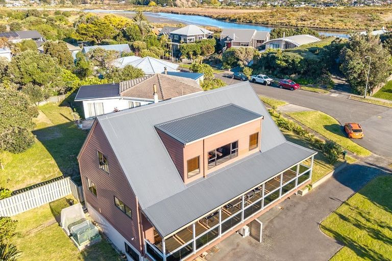 Photo of property in 11 Waiheke Street, Waikanae Beach, Waikanae, 5036