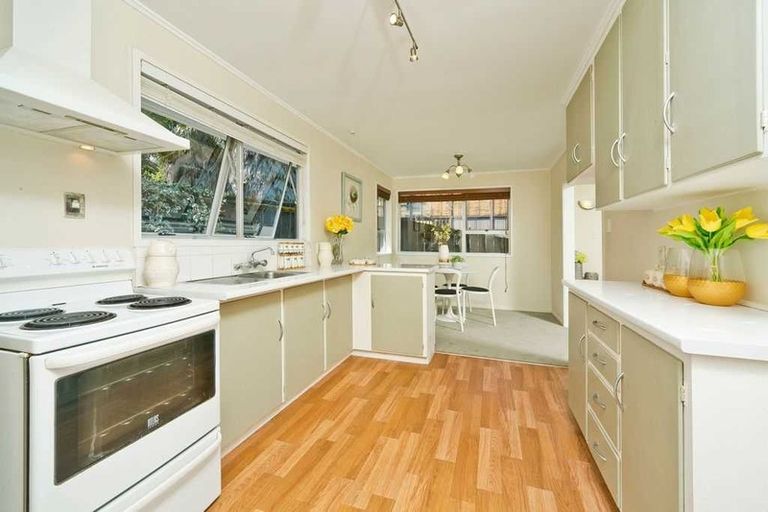 Photo of property in 2/12 Datura Place, Sunnynook, Auckland, 0620
