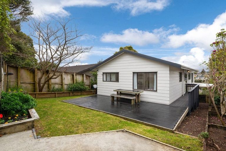 Photo of property in 2/21 Tahu Crescent, Sunnynook, Auckland, 0620