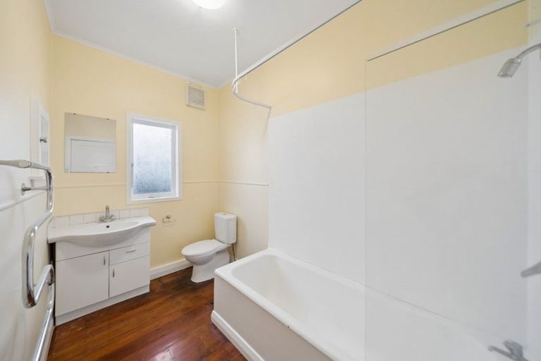 Photo of property in 8 Raroa Crescent, Northland, Wellington, 6012