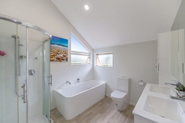 Photo of property in 18b Holiday Road, Stanmore Bay, Whangaparaoa, 0932