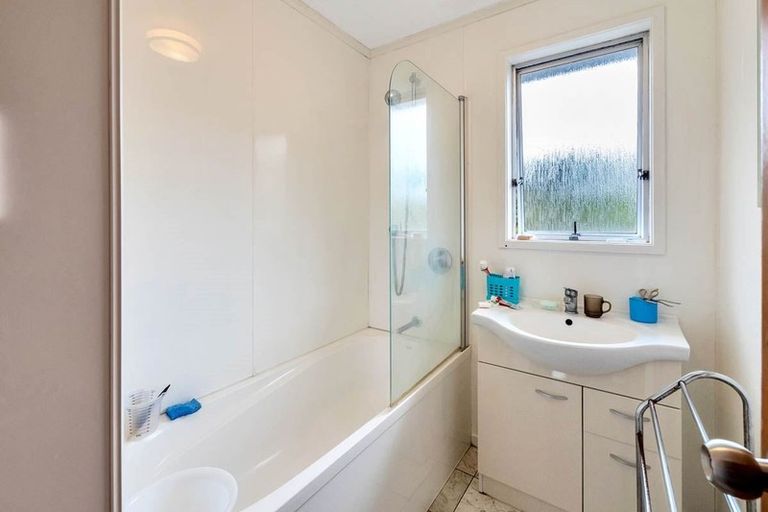 Photo of property in 1/6 Mcquoid Place, Glenfield, Auckland, 0629