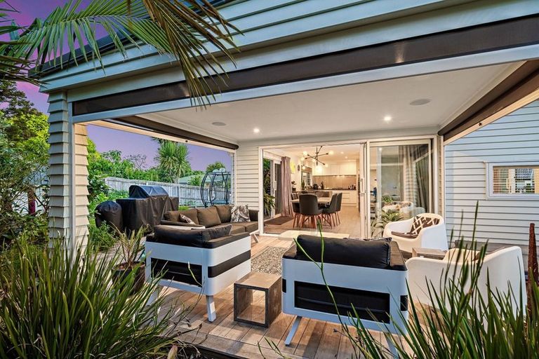 Photo of property in 23 Helleur Road, Massey, Auckland, 0614