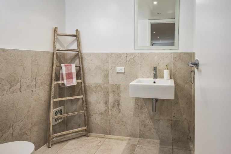 Photo of property in 2/24 Colonial Road, Birkenhead, Auckland, 0626