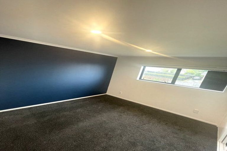Photo of property in 1/4214a Great North Road, Glendene, Auckland, 0602