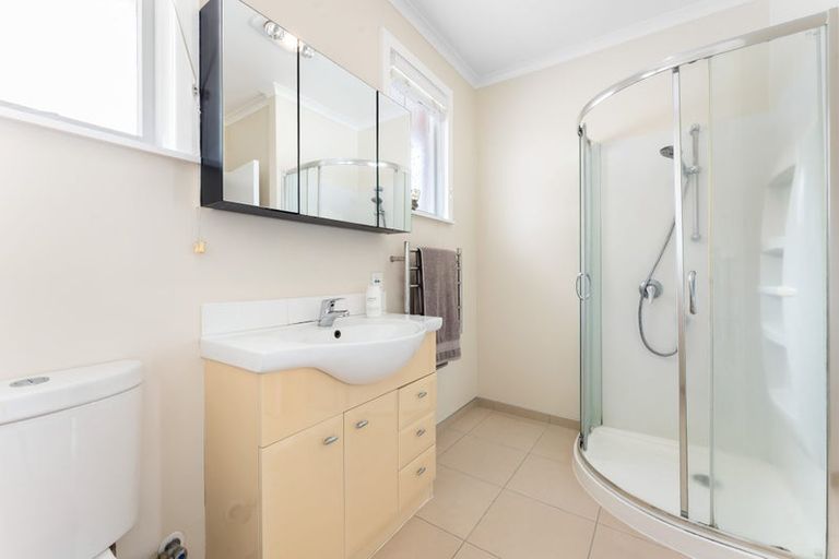 Photo of property in 1/625 Beach Road, Rothesay Bay, Auckland, 0630