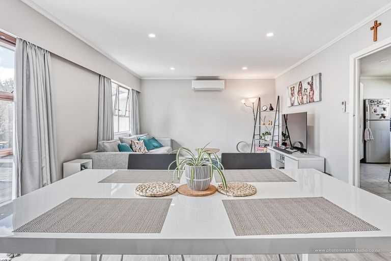 Photo of property in 2/33 Lowtherhurst Road, Massey, Auckland, 0614