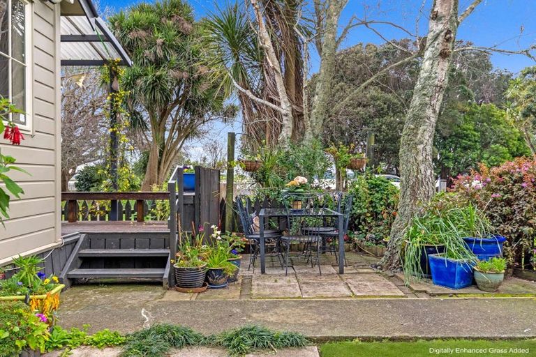 Photo of property in 16 Rangiwhea Road, Waiuku, 2123