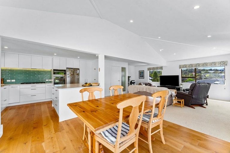 Photo of property in 10 Mosman Place, Chatswood, Auckland, 0626