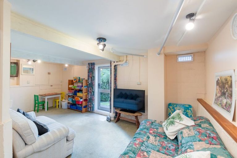 Photo of property in 5 Ardal Grove, Tirohanga, Lower Hutt, 5010