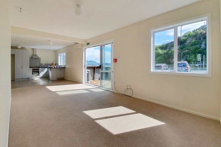 Photo of property in 2 Hawkhurst Road, Lyttelton, 8082