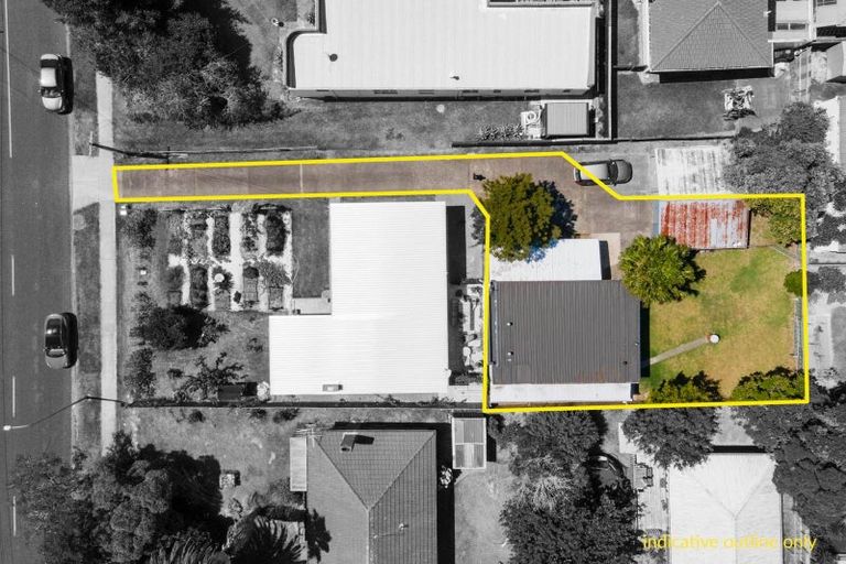 Photo of property in 2/24 Newington Road, Henderson, Auckland, 0612