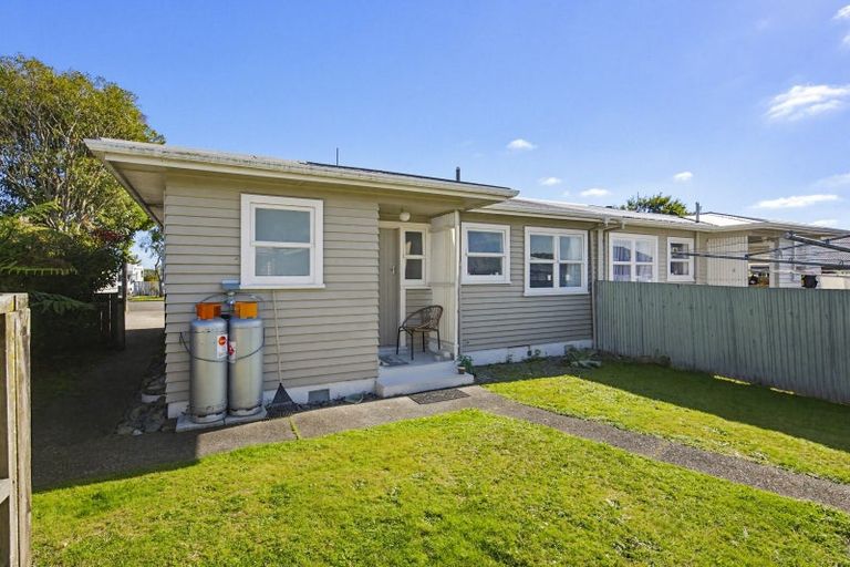 Photo of property in 32 Queenwood Road, Levin, 5510