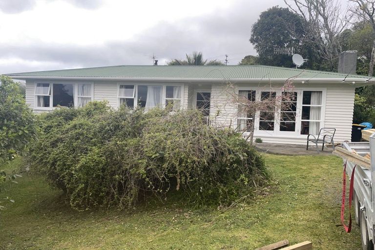 Photo of property in 11 Innes Way, Newlands, Wellington, 6037