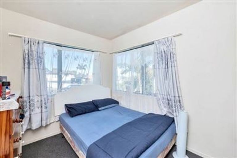 Photo of property in 11 Loughanure Place, Massey, Auckland, 0614