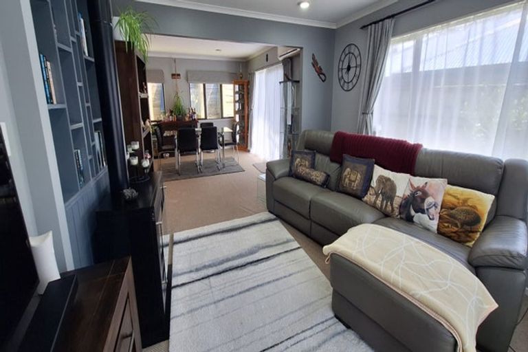 Photo of property in 22 Aragon Grove, Kingsley Heights, Upper Hutt, 5018
