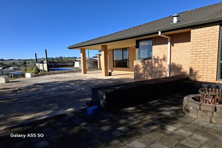 Photo of property in 469 Waitakere Road, Taupaki, Henderson, 0782