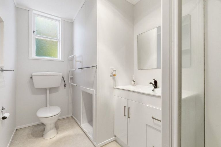Photo of property in 15 Romney Square, Tawa, Wellington, 5028