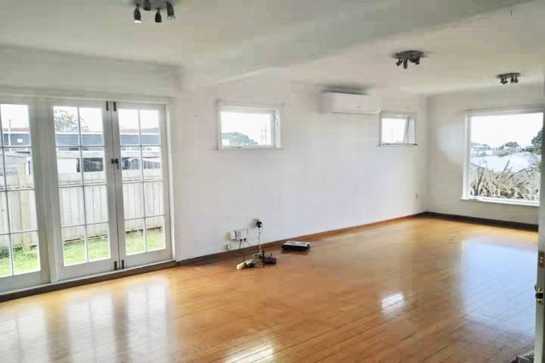 Photo of property in 12 Donovan Avenue, Massey, Auckland, 0614