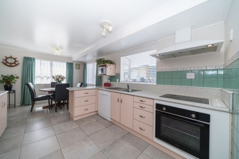 Photo of property in 66 Hillcrest Drive, Kelvin Grove, Palmerston North, 4414