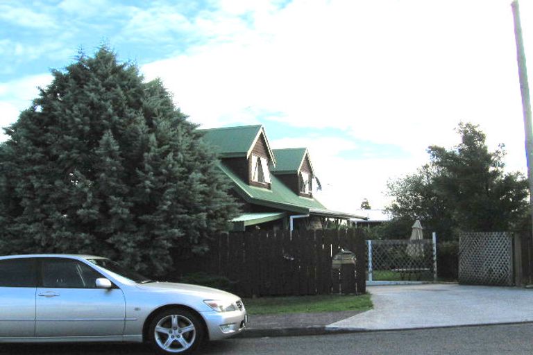 Photo of property in 24 Karamu Street, Te Atatu Peninsula, Auckland, 0610