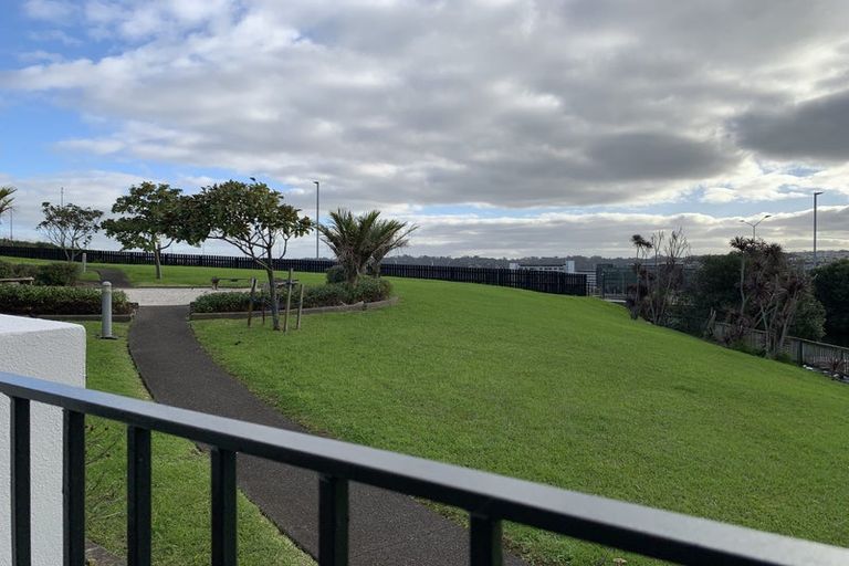 Photo of property in 3c/60 Masons Road, Oteha, Auckland, 0632