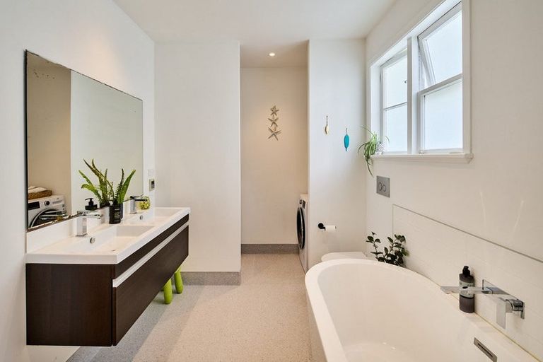 Photo of property in 41 Raroa Terrace, Tawa, Wellington, 5028