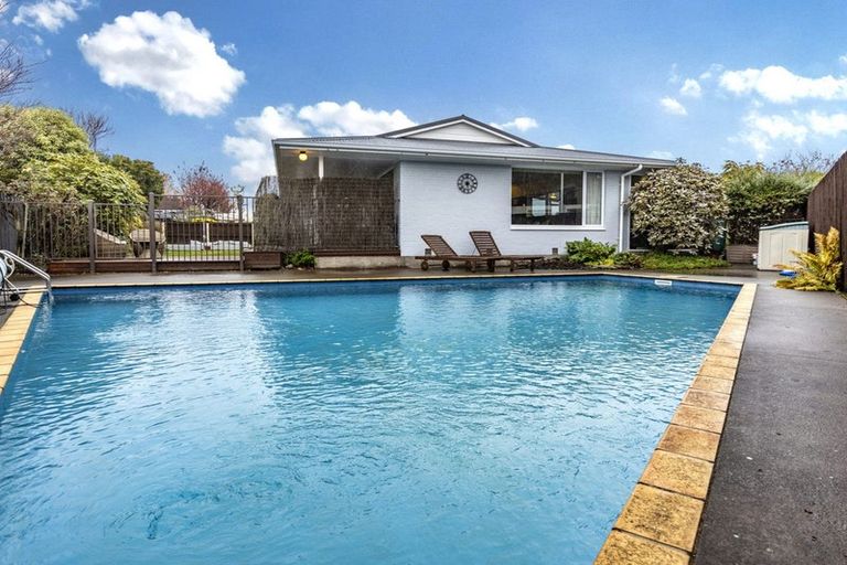 Photo of property in 17 Hillcrest Place, Avonhead, Christchurch, 8042