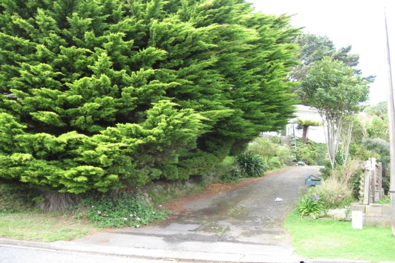 Photo of property in 4 Longcroft Terrace, Newlands, Wellington, 6037