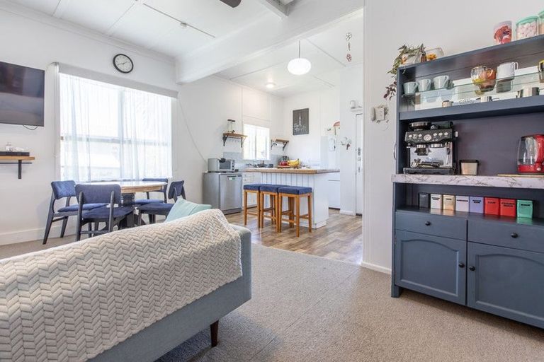 Photo of property in 15 Waverley Street, Waipawa, 4210