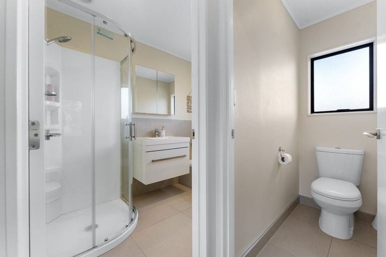 Photo of property in 2/13 Heather Place, Sunnynook, Auckland, 0620