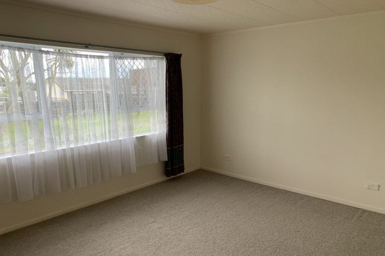 Photo of property in 2/82 Roberts Road, Te Atatu South, Auckland, 0610