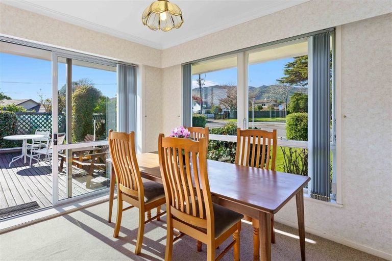 Photo of property in 2 Leybourne Avenue, Waikanae, 5036