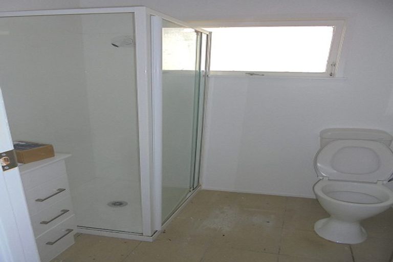 Photo of property in 1/24 Sovereign Place, Glenfield, Auckland, 0629