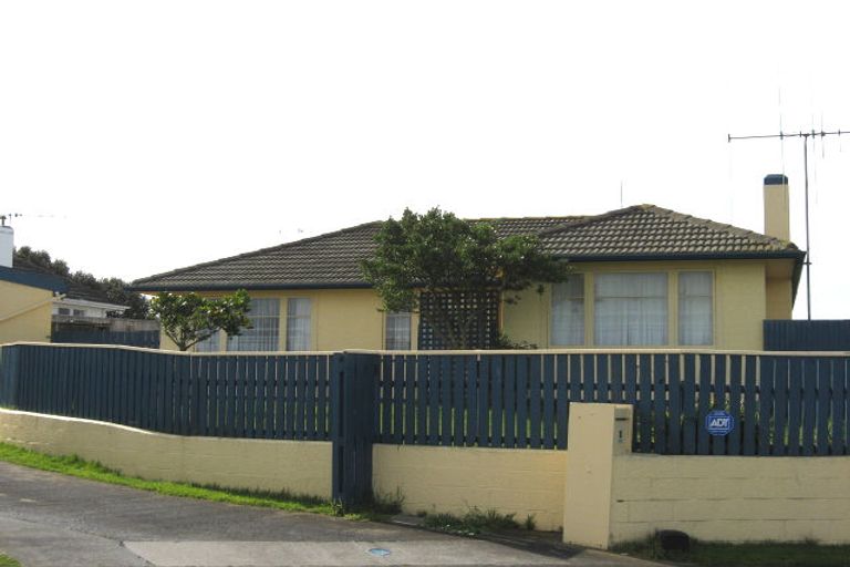Photo of property in 6 Kuaka Place, Castlecliff, Whanganui, 4501