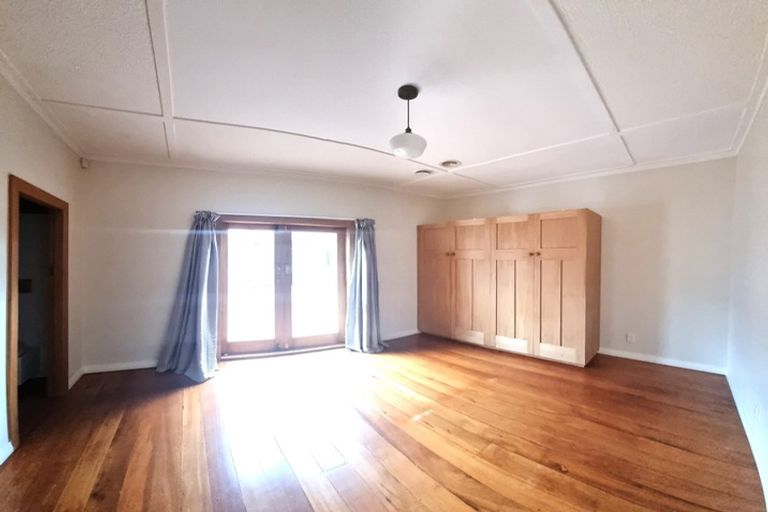 Photo of property in 122a Apu Crescent, Lyall Bay, Wellington, 6022