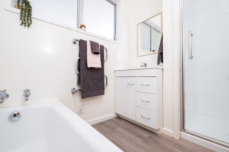 Photo of property in 37 James Cook Street, Havelock North, 4130