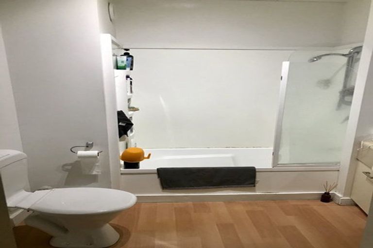 Photo of property in 17 Kent Terrace - Kent Apartments, 6d/16 Kent Terrace, Mount Victoria, Wellington, 6011