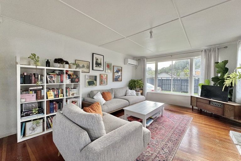 Photo of property in 10 Birdwood Road, Swanson, Auckland, 0612