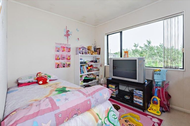 Photo of property in 21 Ginders Drive, Massey, Auckland, 0614