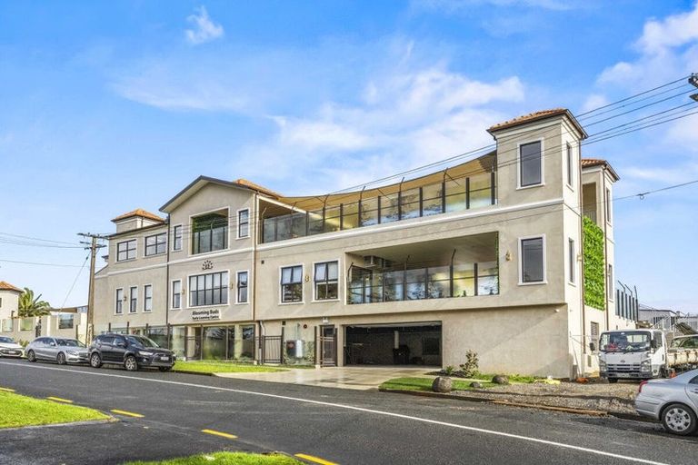 Photo of property in 3145 Great North Road, New Lynn, Auckland, 0600
