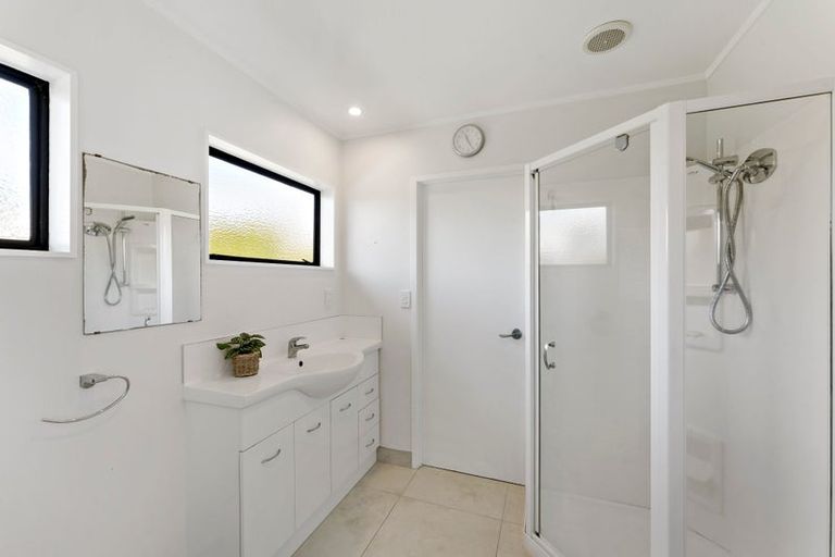 Photo of property in 2/42 Beulah Avenue, Rothesay Bay, Auckland, 0630