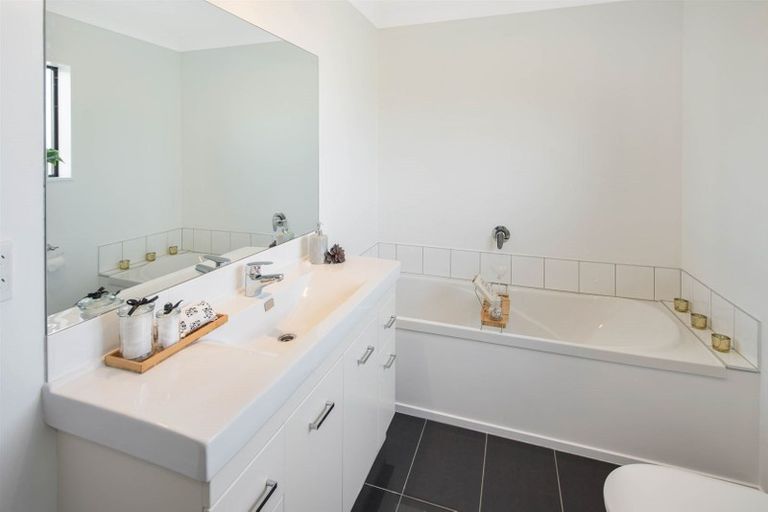 Photo of property in 32 Mauldeth Terrace, Churton Park, Wellington, 6037